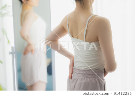一個女人看著她 91412285