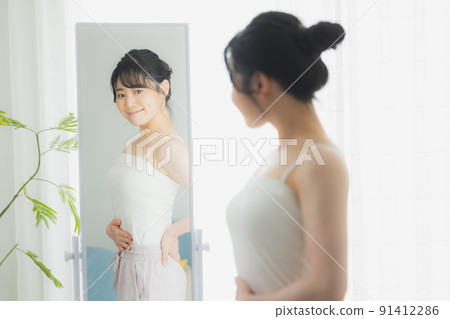 一個女人看著她 91412286