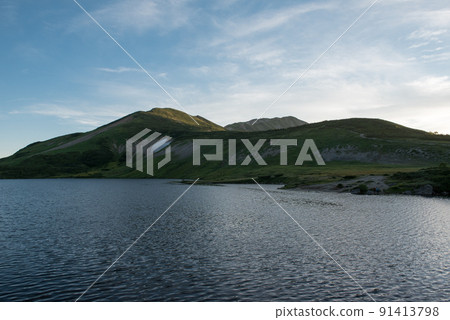 白馬山附近的雪谷到富山縣、長野縣和日本百座名山之一的白馬山，三座山接壤。 91413798