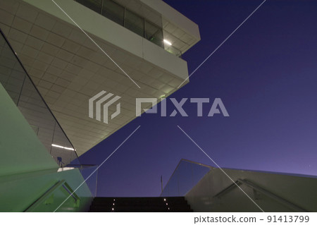 Modernist building in the blue hour 91413799