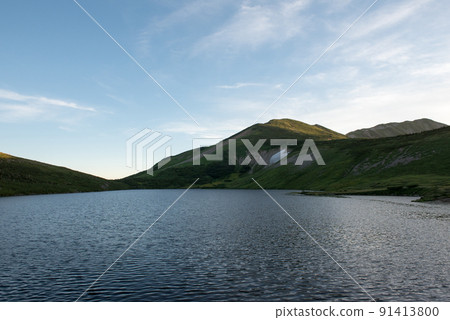 白馬山附近的雪谷到富山縣、長野縣和日本百座名山之一的白馬山,三座山接壤。 白馬山附近的雪谷到富山縣、長野縣和日本百座名山之一的白馬山,三座山接壤。 91413800
