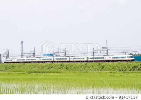 [Kintetsu Nagoya Line] Limited express train that runs through the countryside 91417117