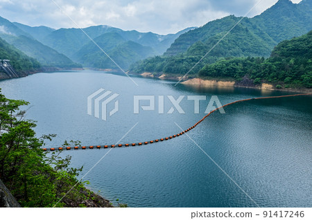 [兵庫] 朝來森美術館附近的翠綠多多良木水壩很漂亮。 91417246