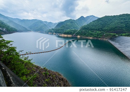 [兵庫] 朝來森美術館附近的翠綠多多良木水壩很漂亮。 91417247