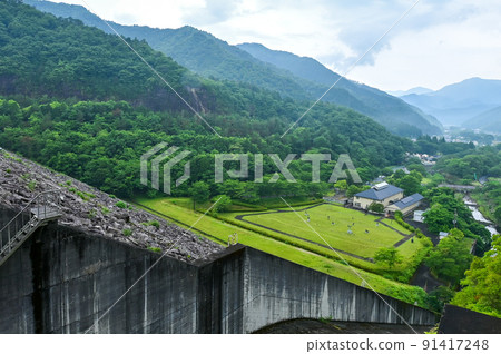 [Hyogo] The fresh green Tataragi Dam near the Asago Fine Arts of Mori Museum is beautiful. 91417248
