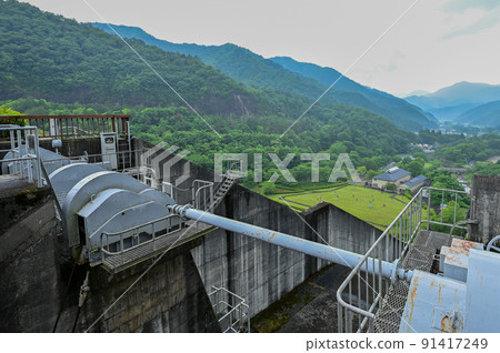 [兵庫] 朝來森美術館附近的翠綠多多良木水壩很漂亮。 91417249