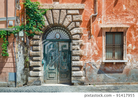 Historic house in a street of The Trastevere city district. 91417955