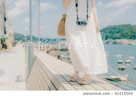 一個穿著連體泳衣和夏日天空的女人 91418504