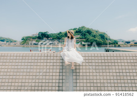 一個穿著連體泳衣和夏日天空的女人 91418562