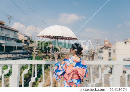 穿著浴衣的女人和夏日天空中的旅遊勝地 91418674