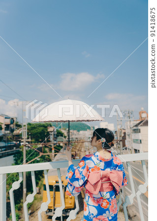 穿著浴衣的女人和夏日天空中的旅遊勝地 穿著浴衣的女人和夏日天空中的旅遊勝地 91418675