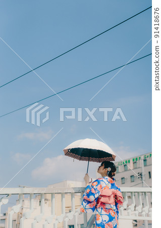 穿著浴衣的女人和夏日天空中的旅遊勝地 穿著浴衣的女人和夏日天空中的旅遊勝地 91418676