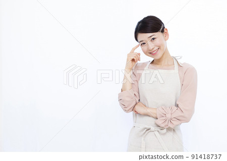 三十多歲的家庭主婦微笑著 91418737