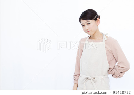 Housewife in her thirties suffering from back pain 91418752