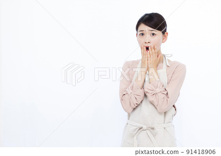 Surprised housewife in her thirties Surprised housewife in her thirties 91418906