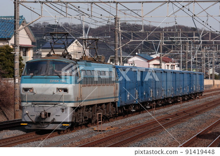 A paper transport freight train (Train 3461) towed by EF66-129 running on the Tokaido Main Line_Photographed on 2010/2/8 91419448