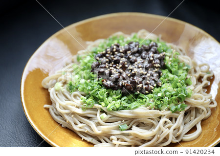 Cold soba noodles with black soybeans and plenty of green onions 91420234
