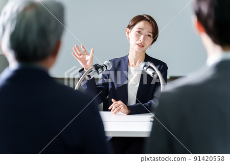Business woman holding a press conference 91420558