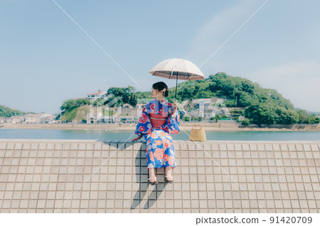 穿著浴衣的女人和夏日天空中的旅遊勝地 穿著浴衣的女人和夏日天空中的旅遊勝地 91420709