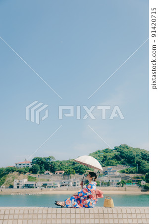 A woman in a yukata and a tourist spot in the summer sky 91420715