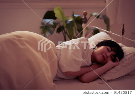 A woman who sleeps well A woman who sleeps well 91420817
