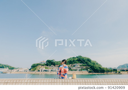 A woman in a yukata and a tourist spot in the summer sky 91420909