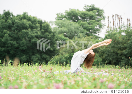Park yoga monkey god pose Park yoga monkey god pose 91421016
