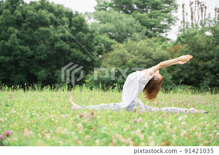 Park yoga monkey god pose Park yoga monkey god pose 91421035