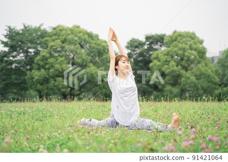 Park yoga monkey god pose Park yoga monkey god pose 91421064