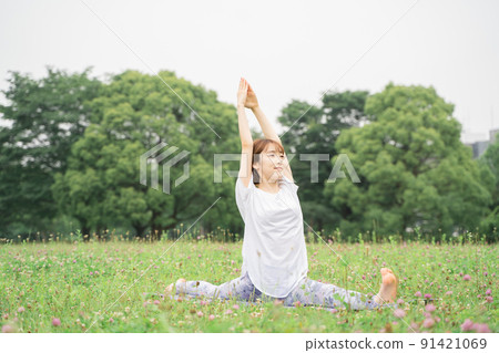 Park yoga monkey god pose Park yoga monkey god pose 91421069