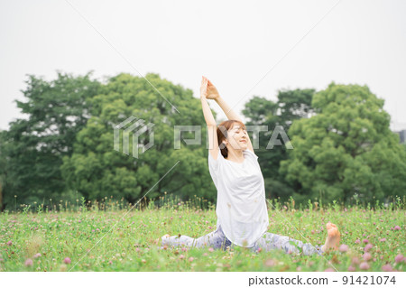 Park yoga monkey god pose Park yoga monkey god pose 91421074