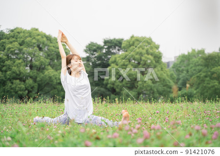 Park yoga monkey god pose Park yoga monkey god pose 91421076