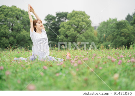 Park yoga monkey god pose Park yoga monkey god pose 91421080