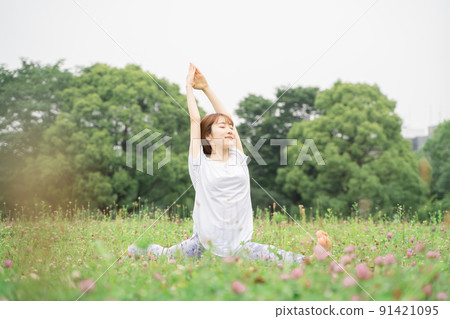 Park yoga woman Park yoga woman 91421095