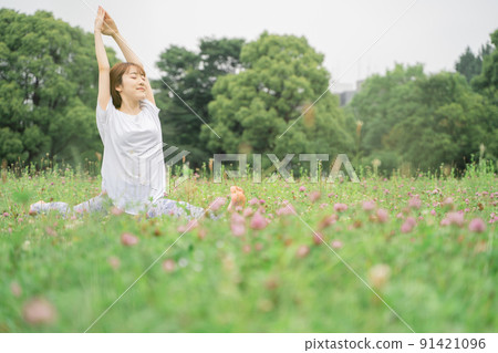 Park yoga woman 91421096