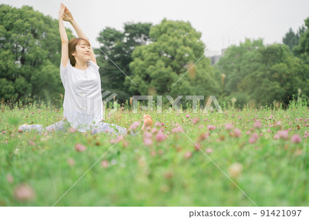 Park yoga woman Park yoga woman 91421097