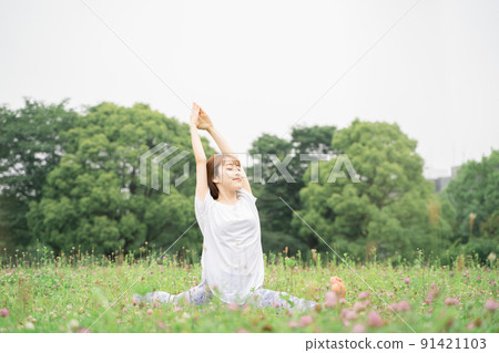 Park yoga monkey god pose Park yoga monkey god pose 91421103
