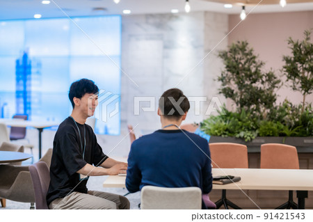 Casual engineer chatting during breaks Casual engineer chatting during breaks 91421543