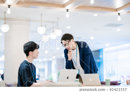 大三學生以辦公室休閒風格聆聽大四學生的教學 大三學生以辦公室休閒風格聆聽大四學生的教學 91421557