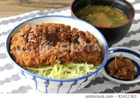 捲心菜絲、豬丼丼、味噌湯和泡菜上的大量醬汁與炸肉排的醬汁 91422363