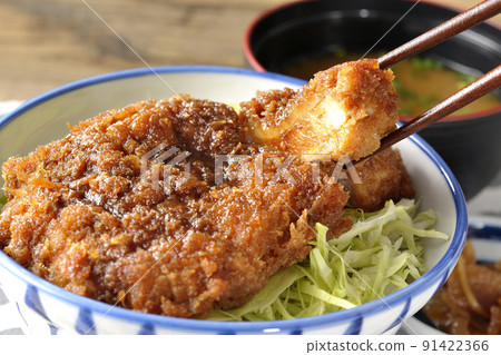 Sauce with cutlet entwined with plenty of sauce on shredded cabbage, katsudon, miso soup and pickles 91422366
