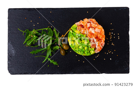 Raw salmon tartare with avocado and onion 91423279