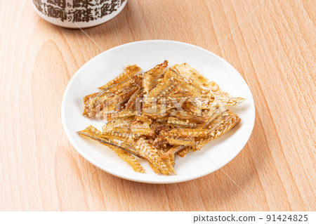Bone crackers of various small fish 91424825