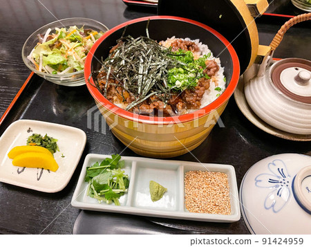 下呂溫泉特產“飛驒牛麻布蓋飯”_日本三大名泉觀光B級美食 下呂溫泉特產“飛驒牛麻布蓋飯”_日本三大名泉觀光B級美食 91424959