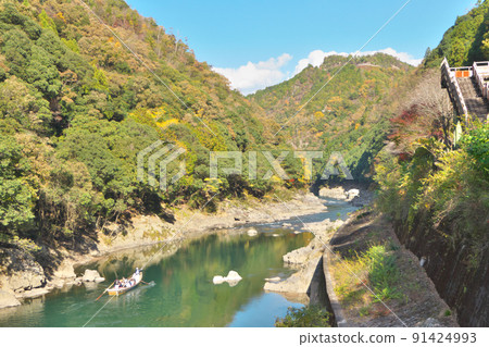 Scenery of Hozu Gorge in the autumn sun-Slowly going down the Hozu River 91424993