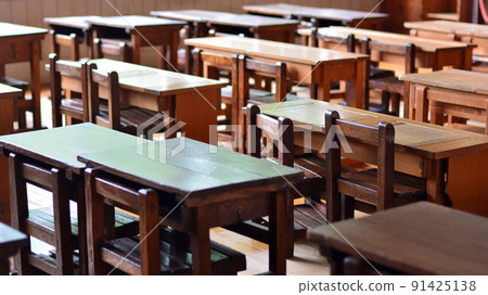 一張帶木桌和椅子的舊日本小學教室的景色 一張帶木桌和椅子的舊日本小學教室的景色 91425138