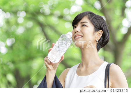Women who rehydrate Women who drink water 91425845