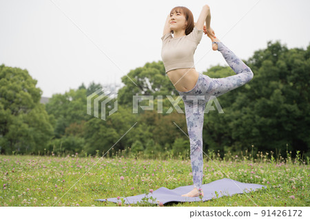 Park yoga dancer pose Park yoga dancer pose 91426172