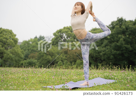 Park yoga dancer pose Park yoga dancer pose 91426173