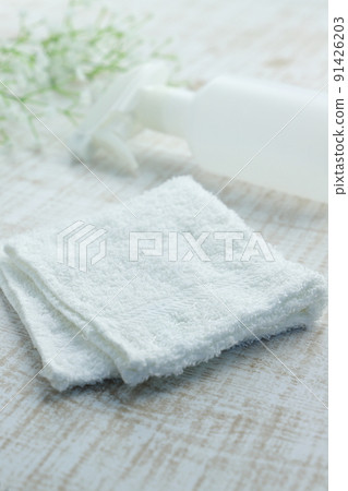 抹布和噴霧瓶清洗、消毒圖像垂直 91426203